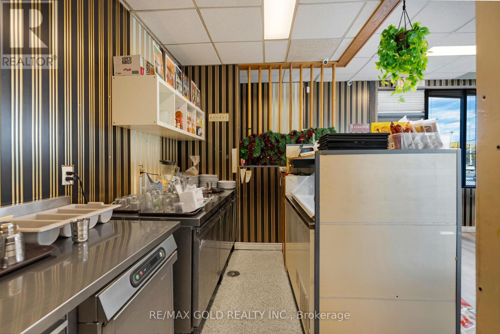 1A – 404 DUNLOP STREET W