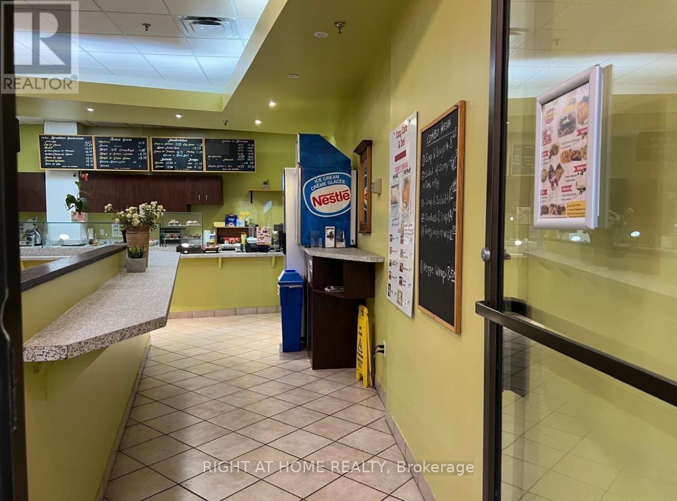 146 – 101 QUEENSWAY W