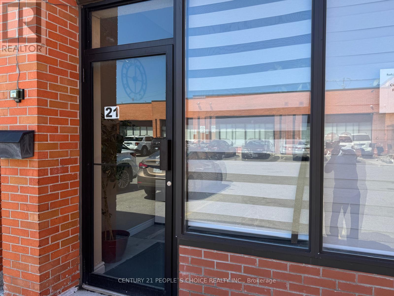 21 – 4801 STEELES AVENUE W