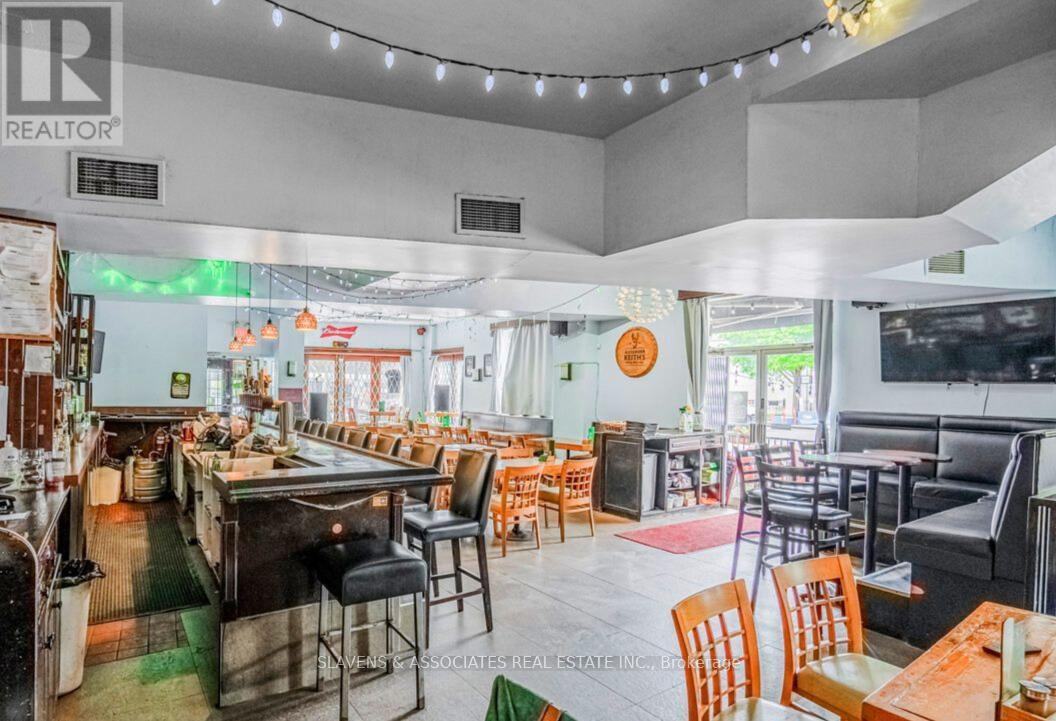 3048 DUNDAS STREET W