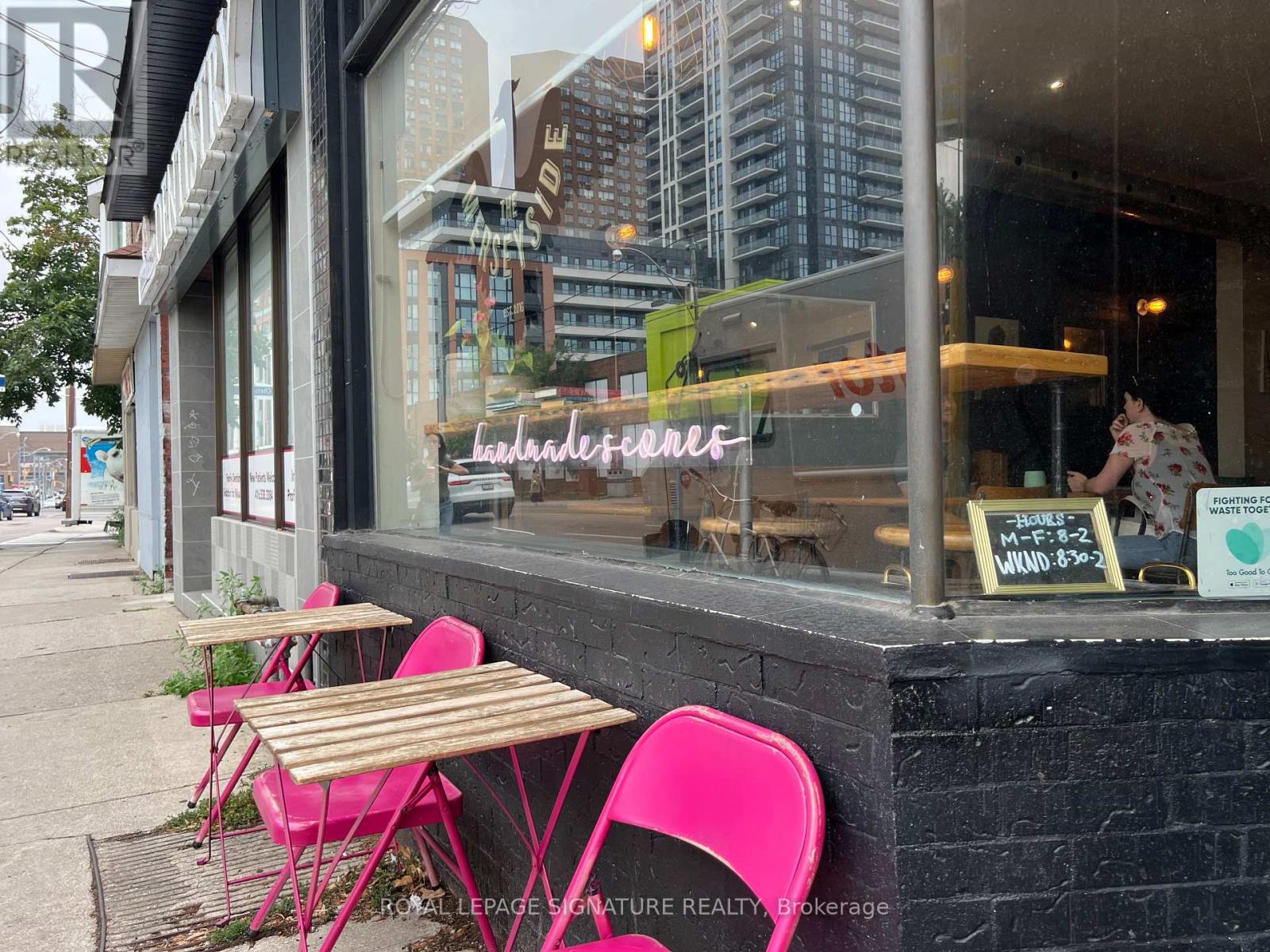 2413 DUNDAS STREET W