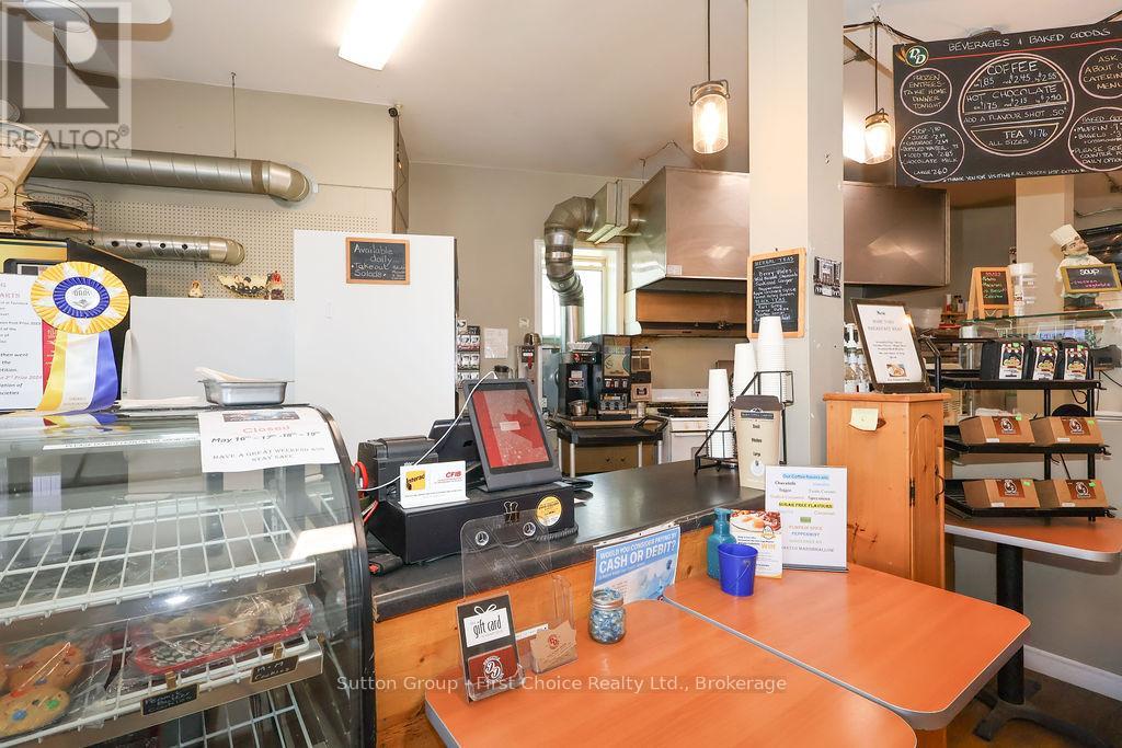 8 WOODSTOCK STREET N