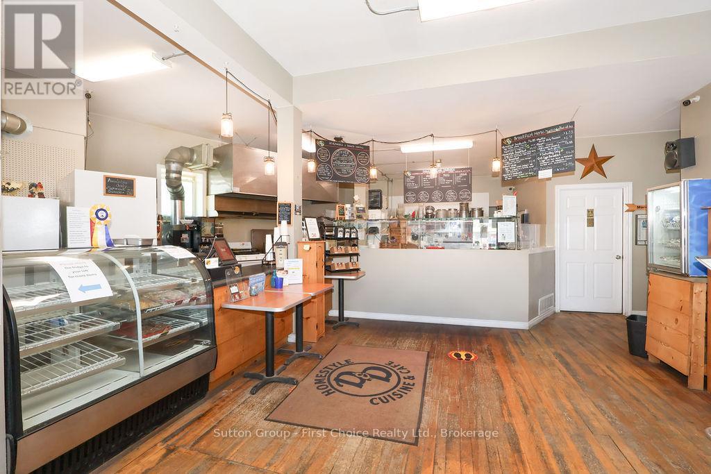 8 WOODSTOCK STREET N