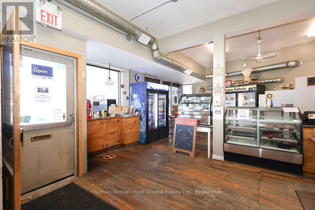 8 WOODSTOCK STREET N