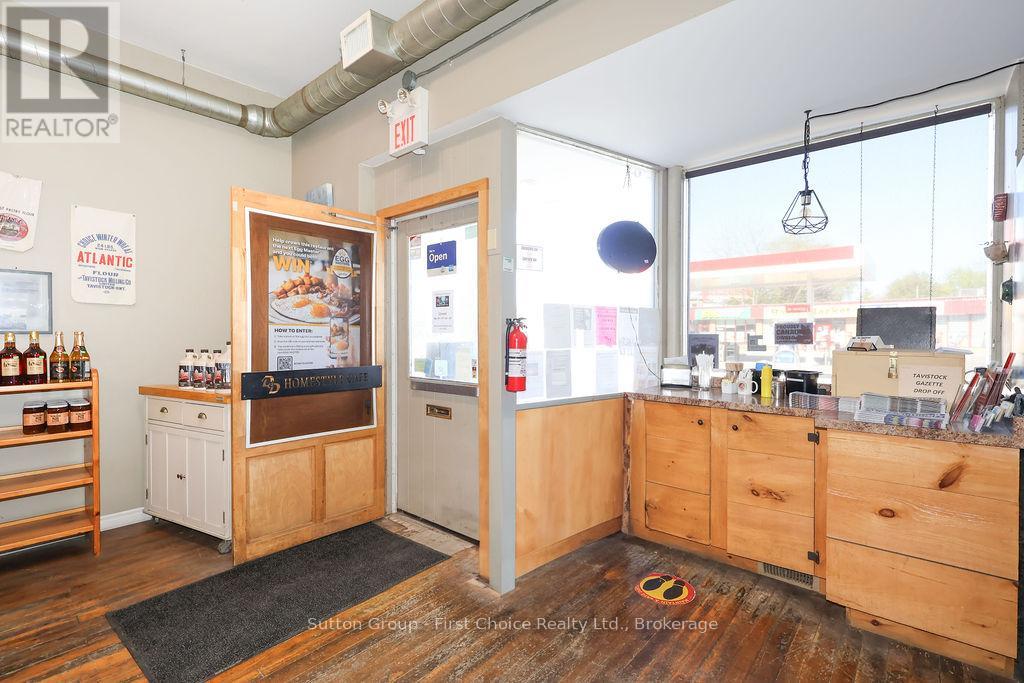 8 WOODSTOCK STREET N