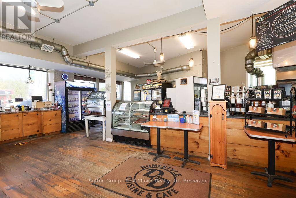 8 WOODSTOCK STREET N