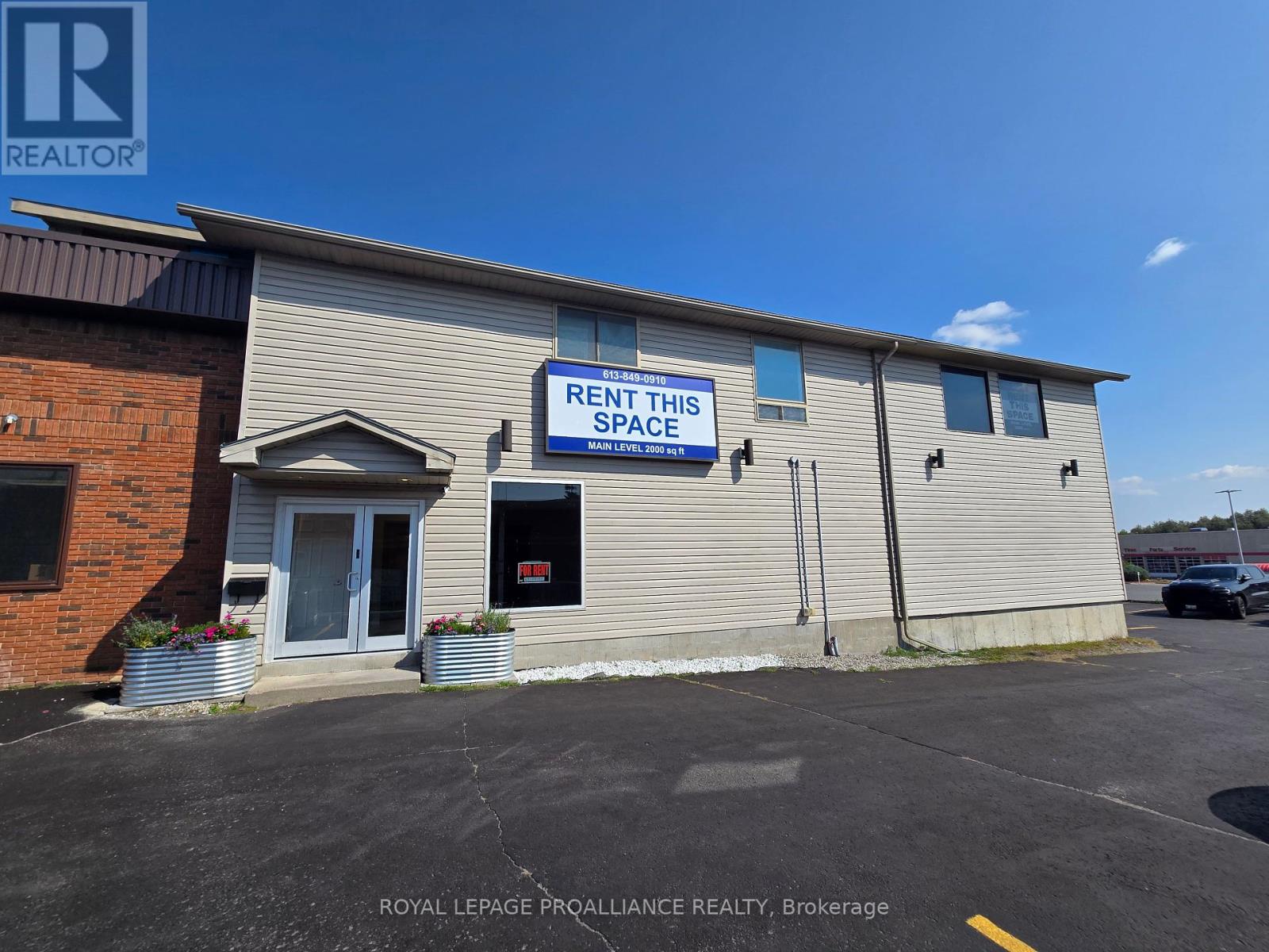 3 – 287 DUNDAS STREET E
