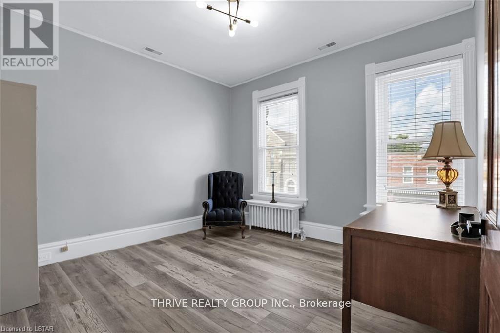 2 – 869 DUNDAS STREET