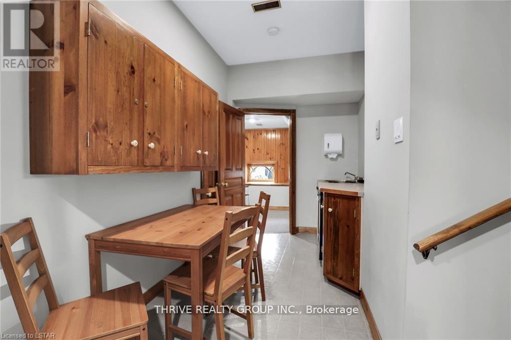 2 – 869 DUNDAS STREET