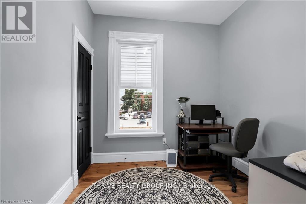 5 – 869 DUNDAS STREET