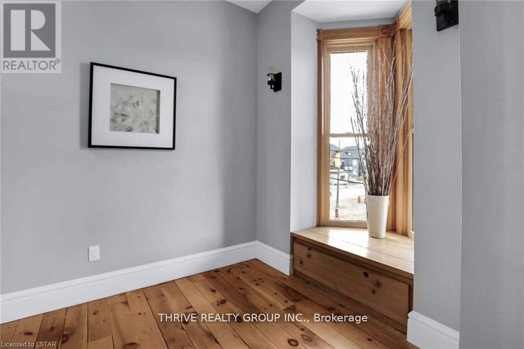 5 – 869 DUNDAS STREET