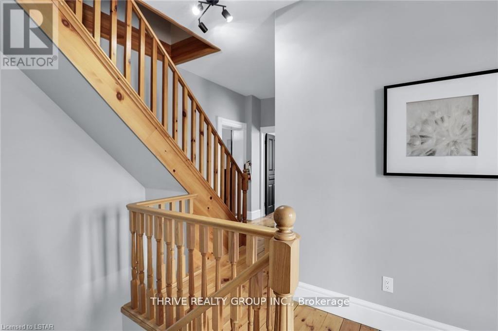 5 – 869 DUNDAS STREET