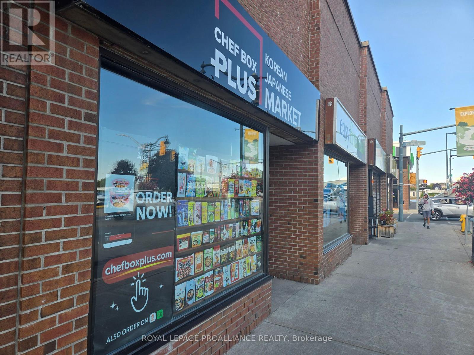 12 DUNDAS STREET W