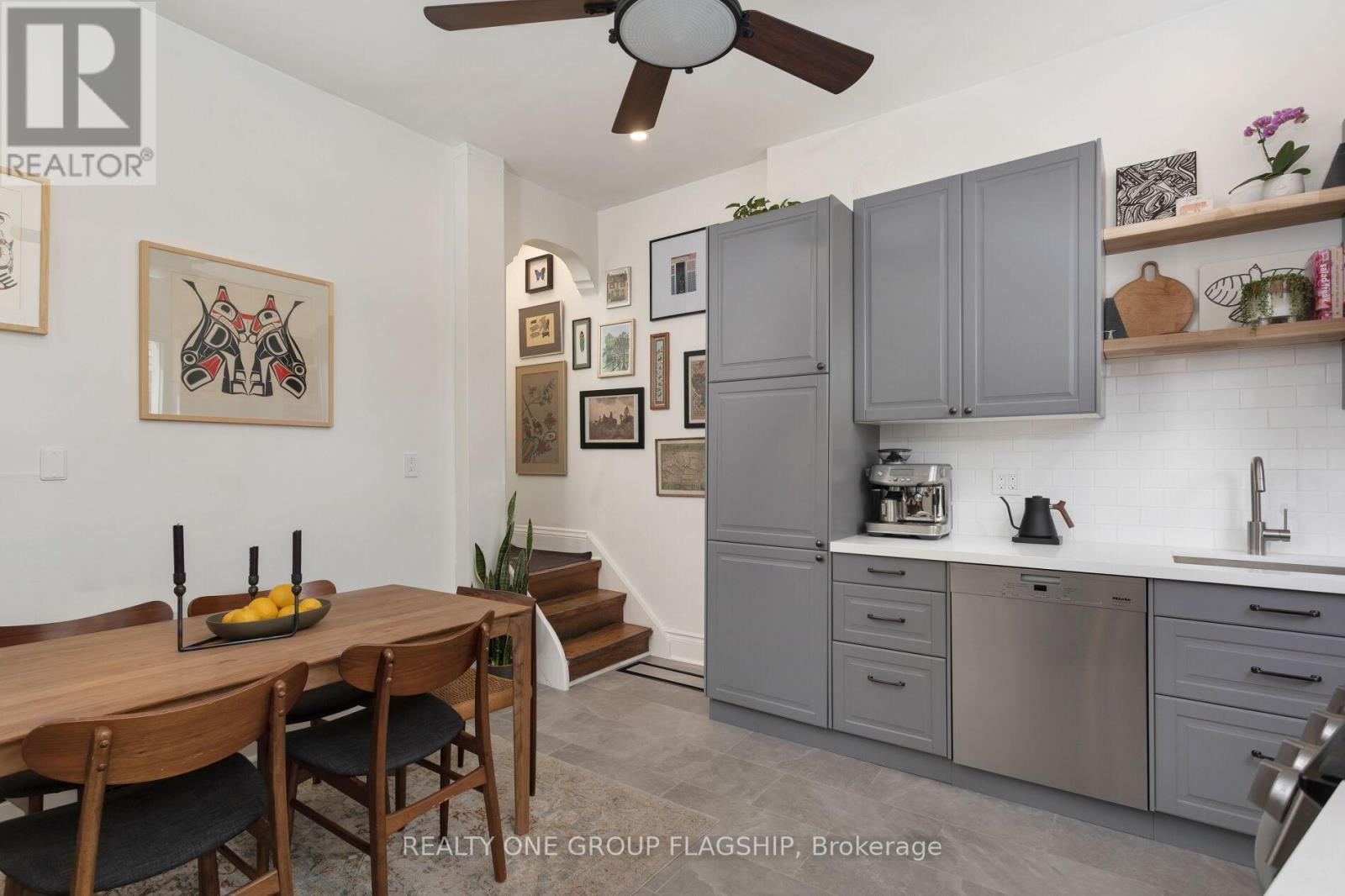 1691 DUNDAS STREET W