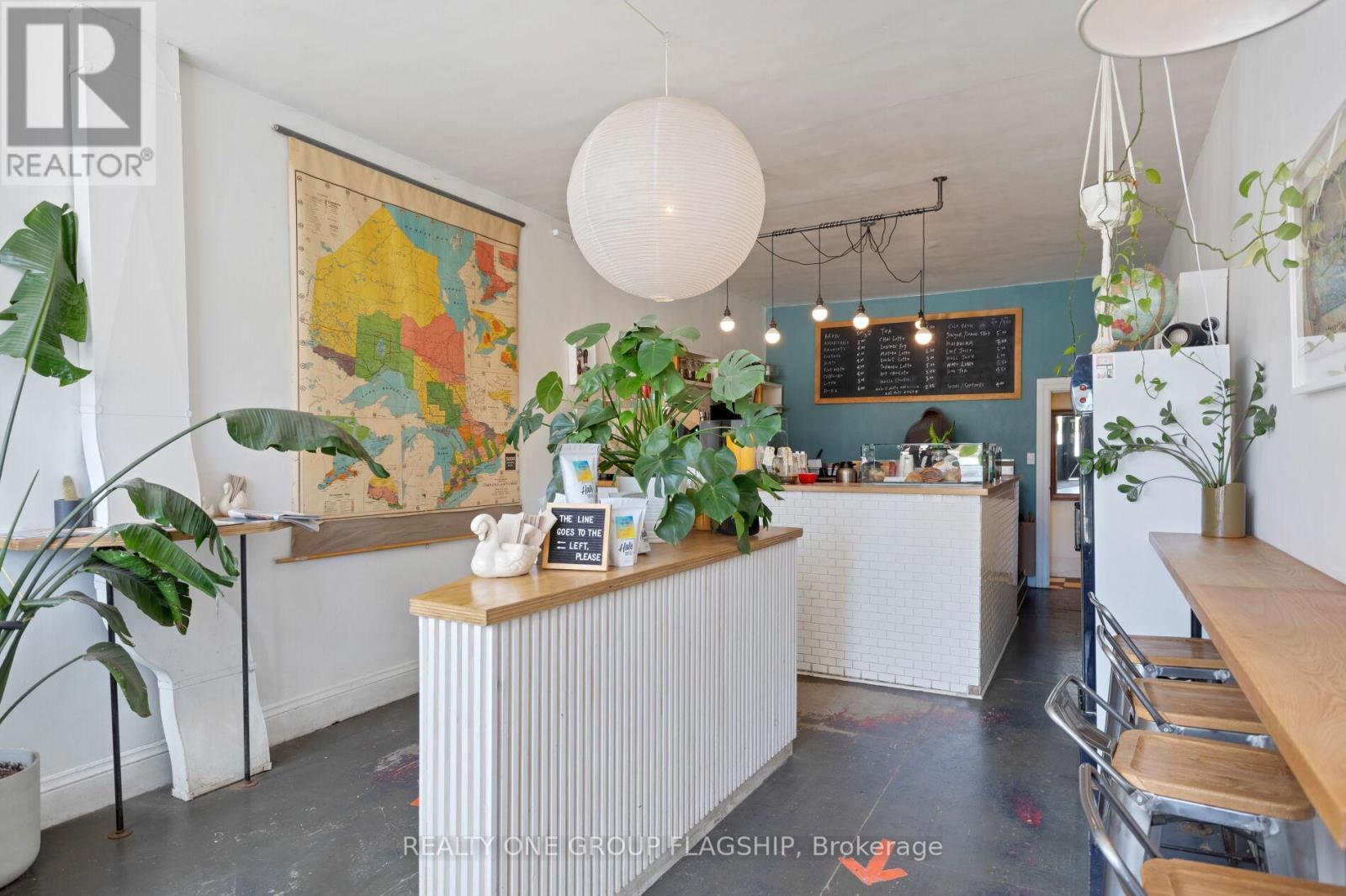 1691 DUNDAS STREET W