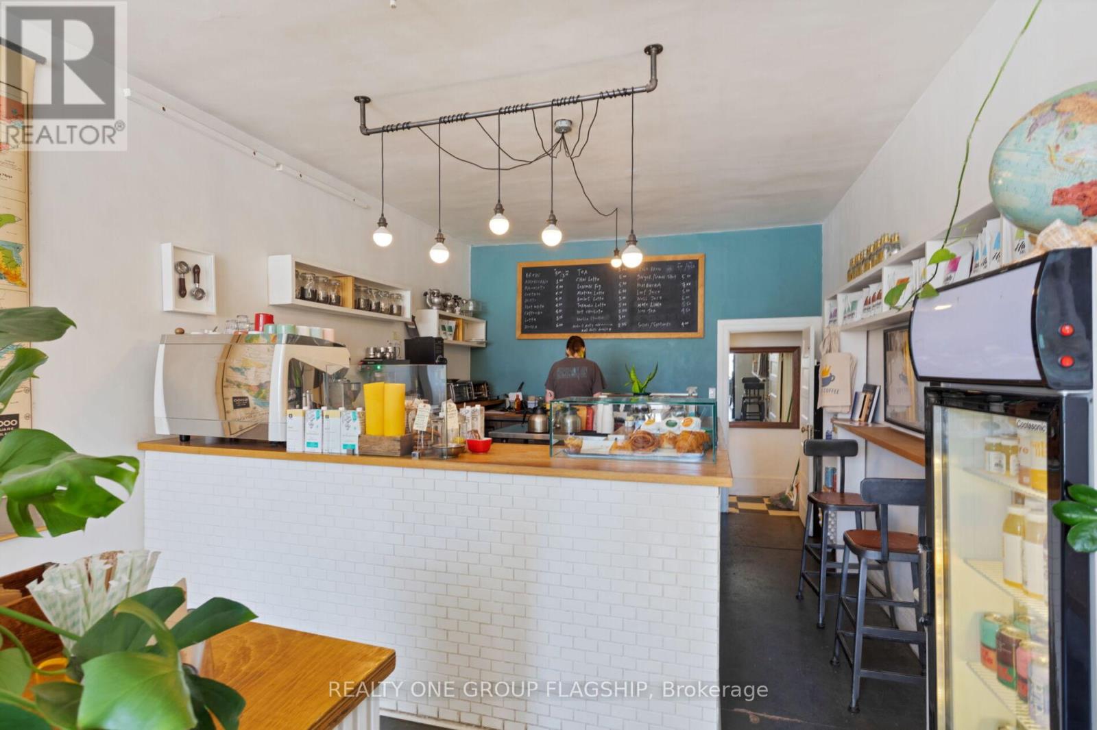 1691 DUNDAS STREET W