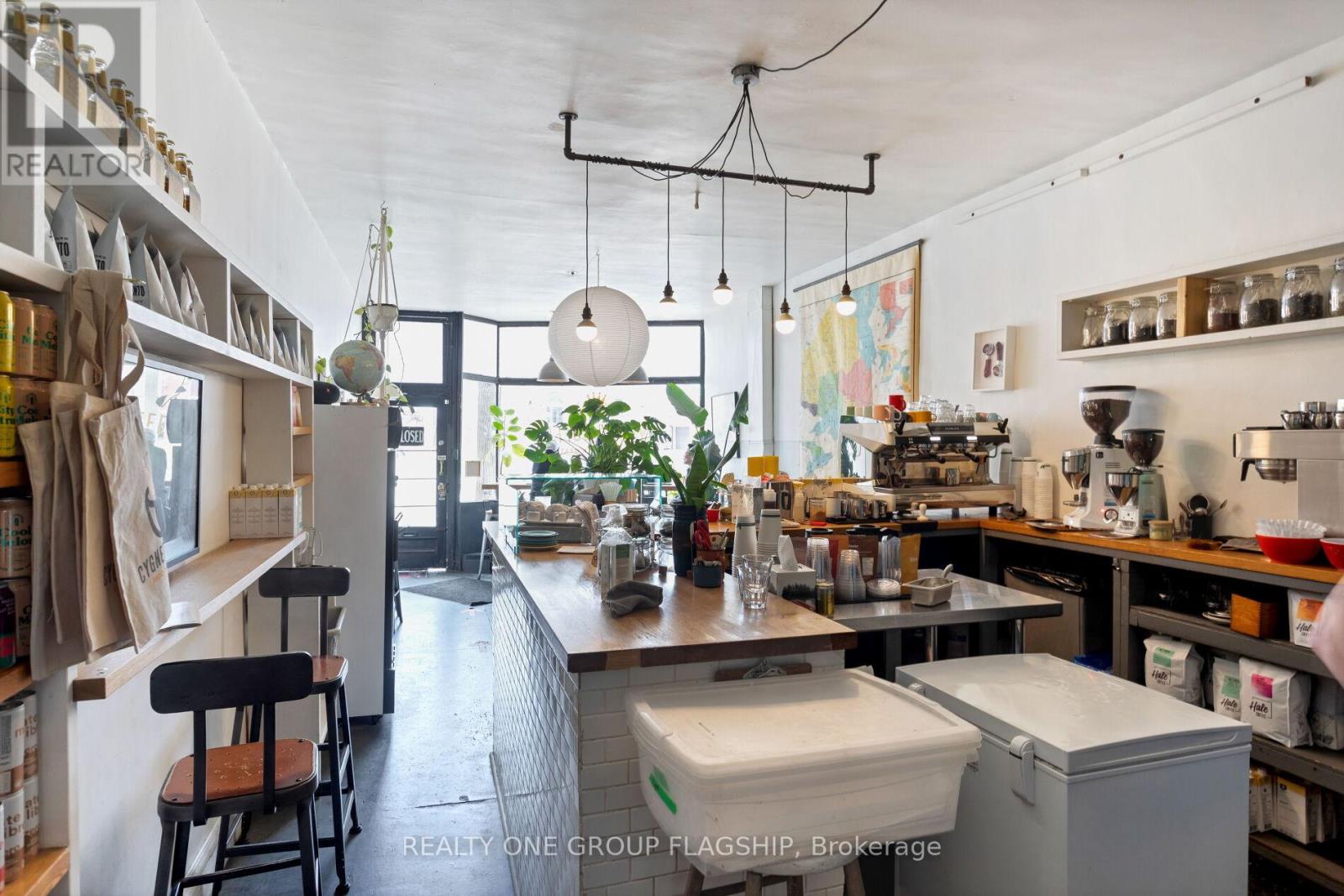 1691 DUNDAS STREET W