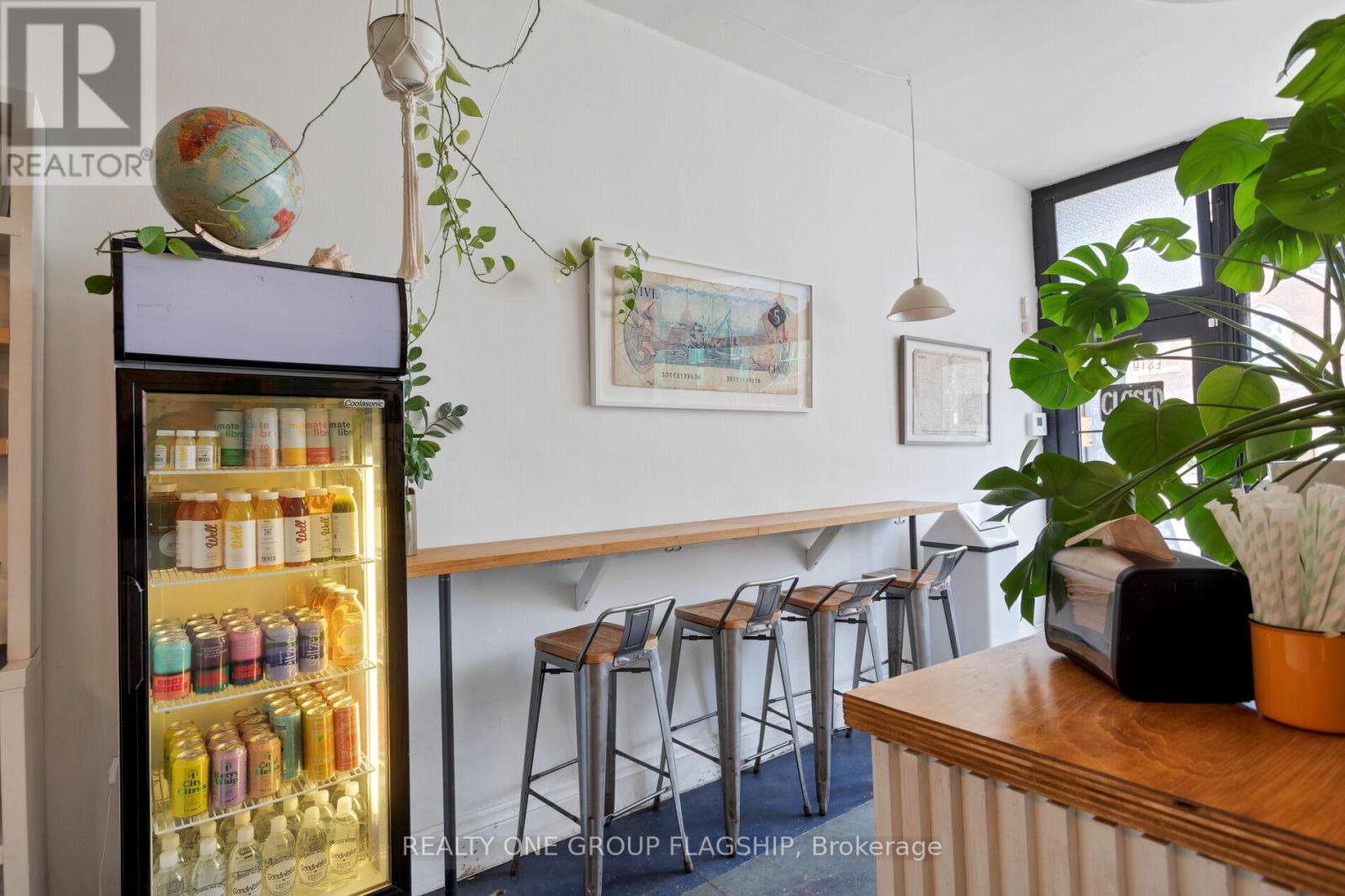 1691 DUNDAS STREET W