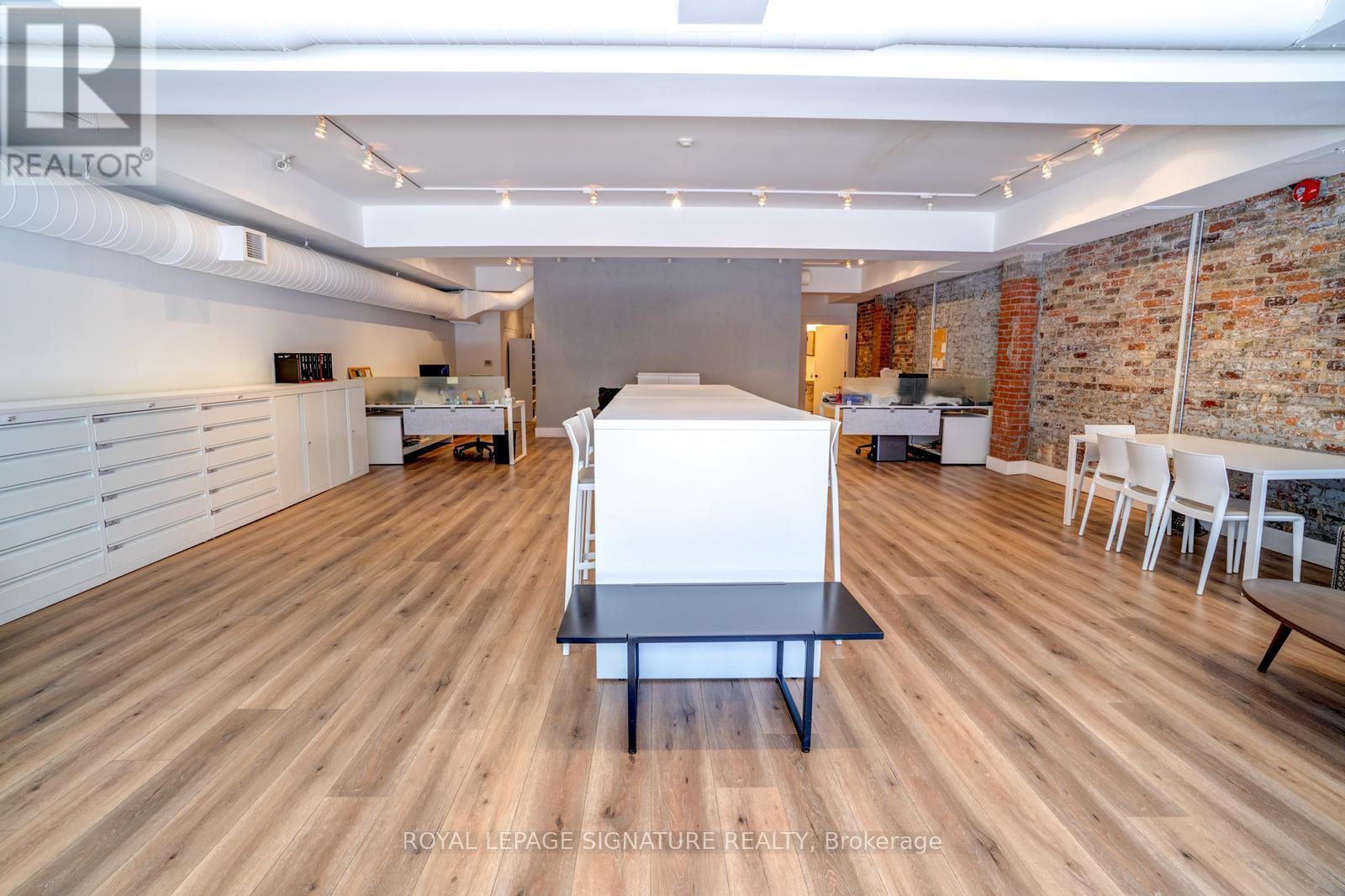 MAIN/SHOPA – 926 KING STREET W