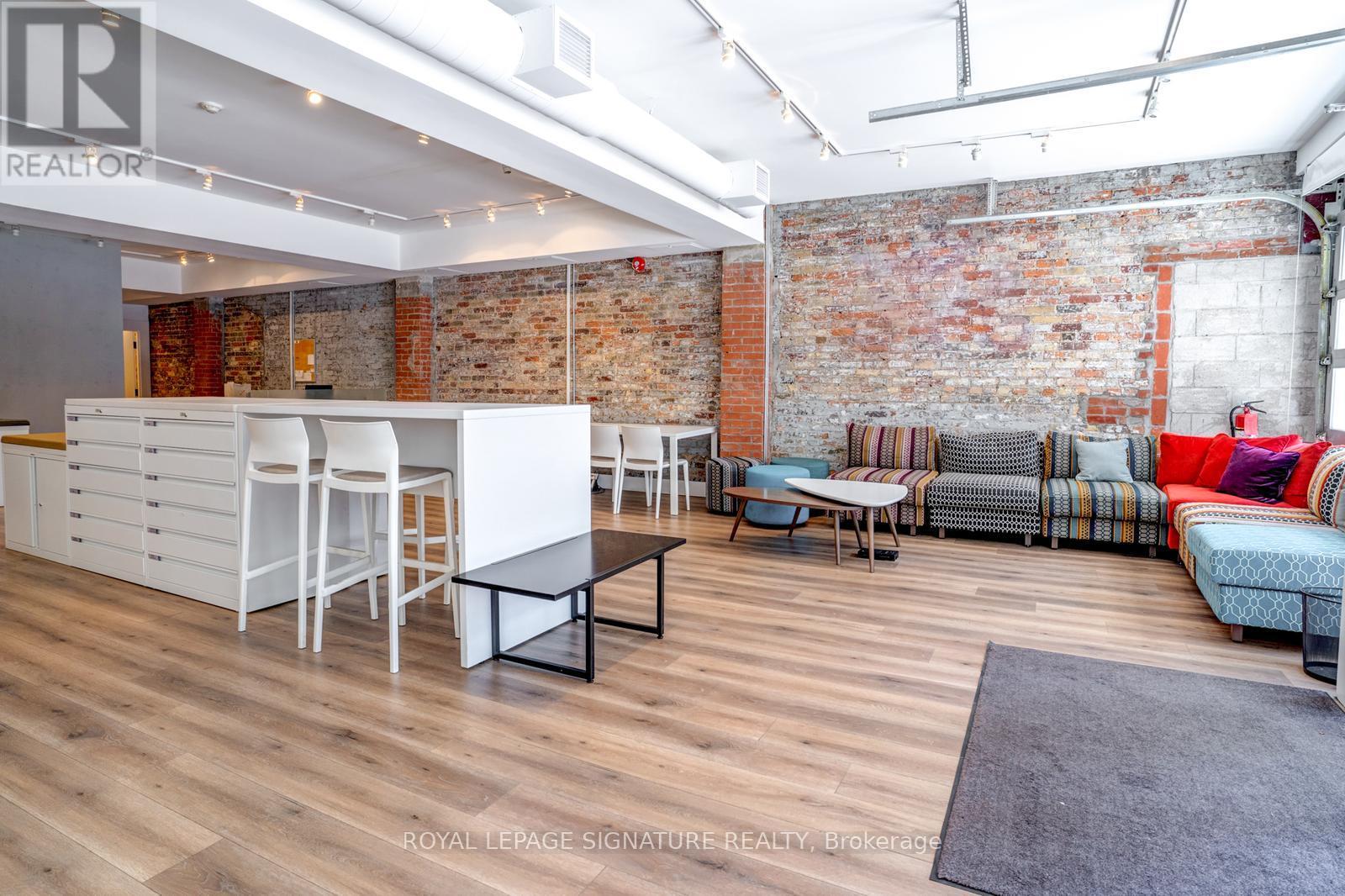MAIN/SHOPA – 926 KING STREET W