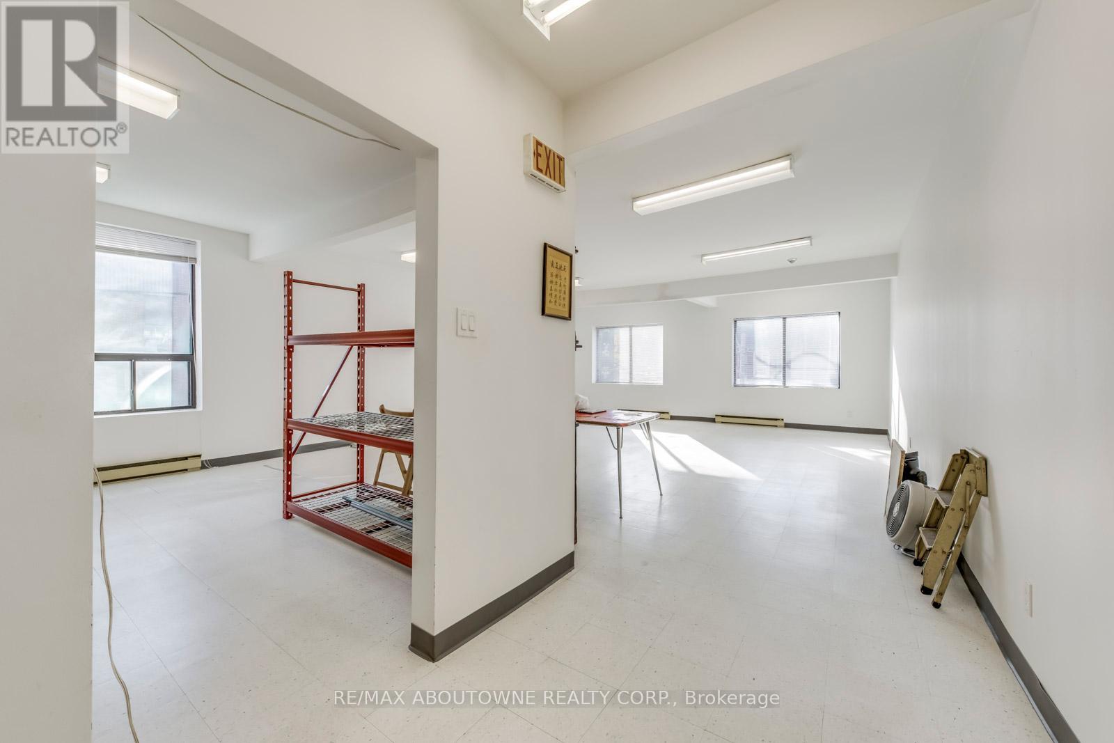2-3 FL – 454 DUNDAS STREET W