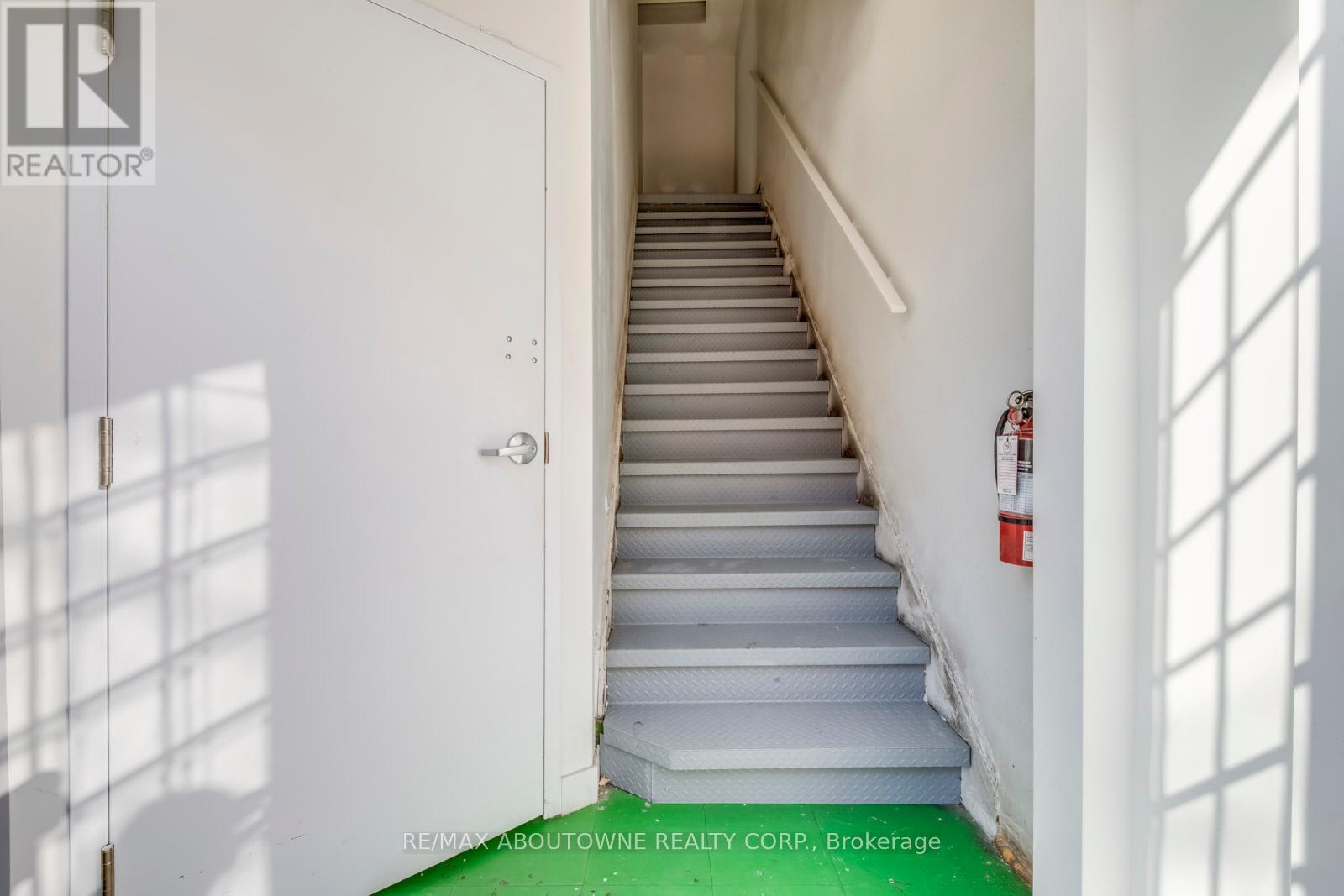 2-3 FL – 454 DUNDAS STREET W