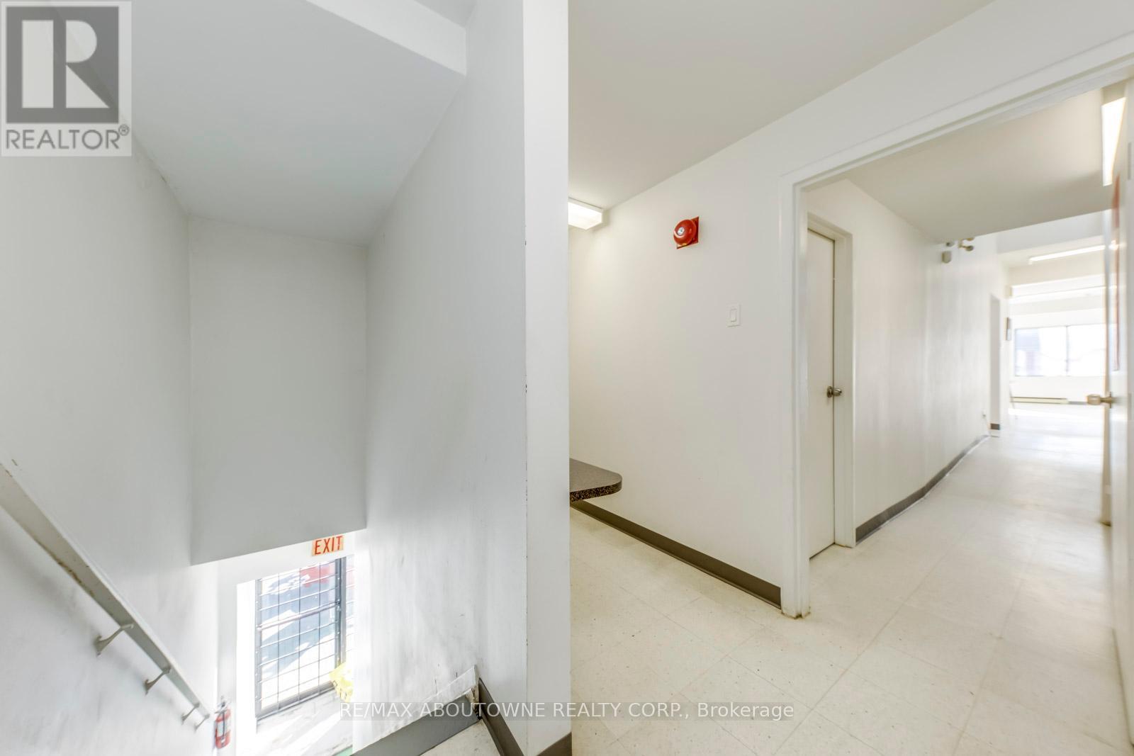 2-3 FL – 454 DUNDAS STREET W