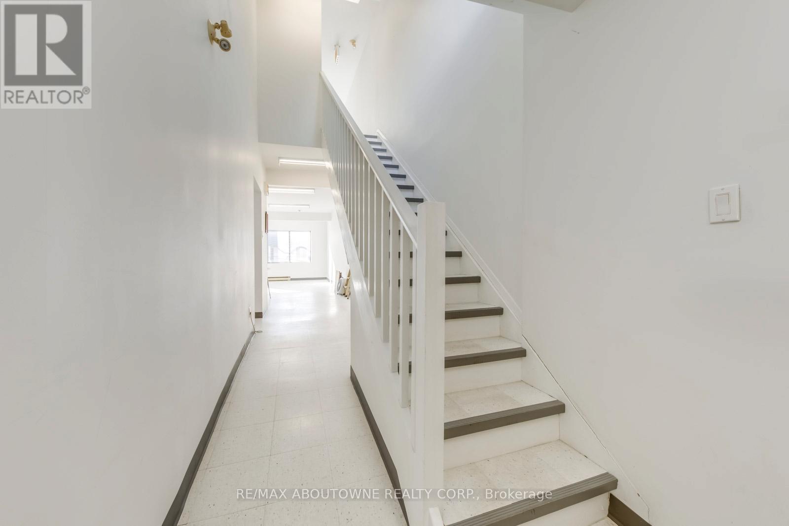 2-3 FL – 454 DUNDAS STREET W