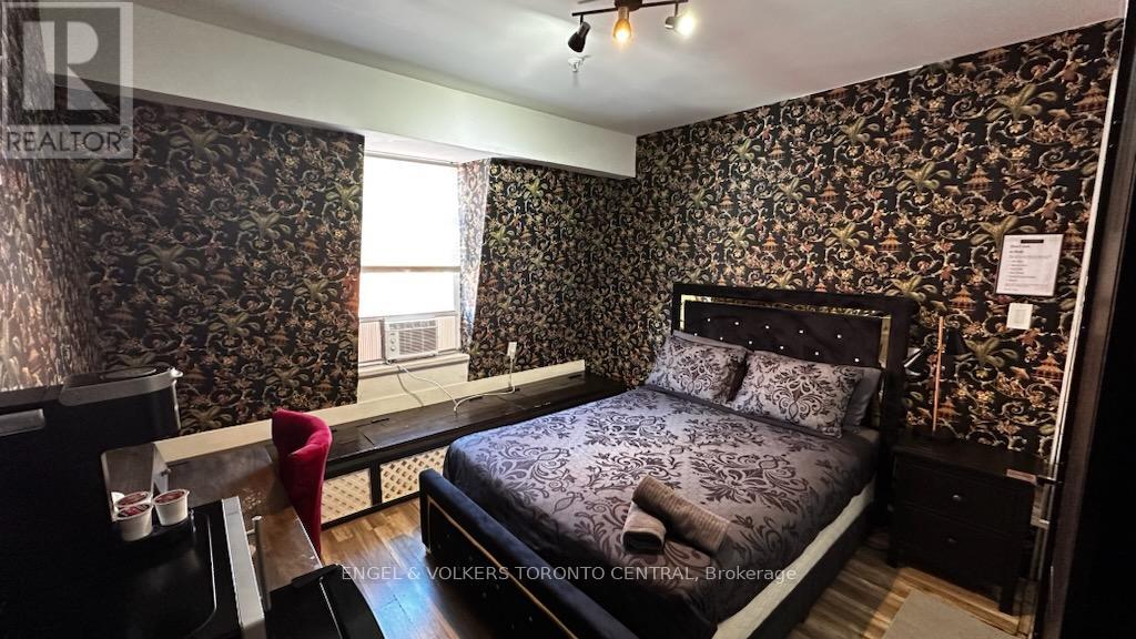 650 1/2 QUEEN STREET W