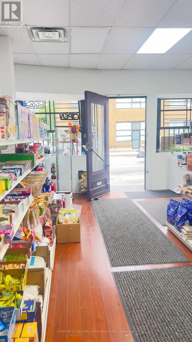 374 DUNDAS STREET E