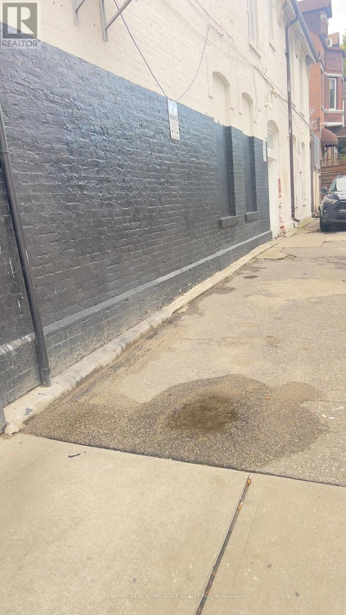 374 DUNDAS STREET E