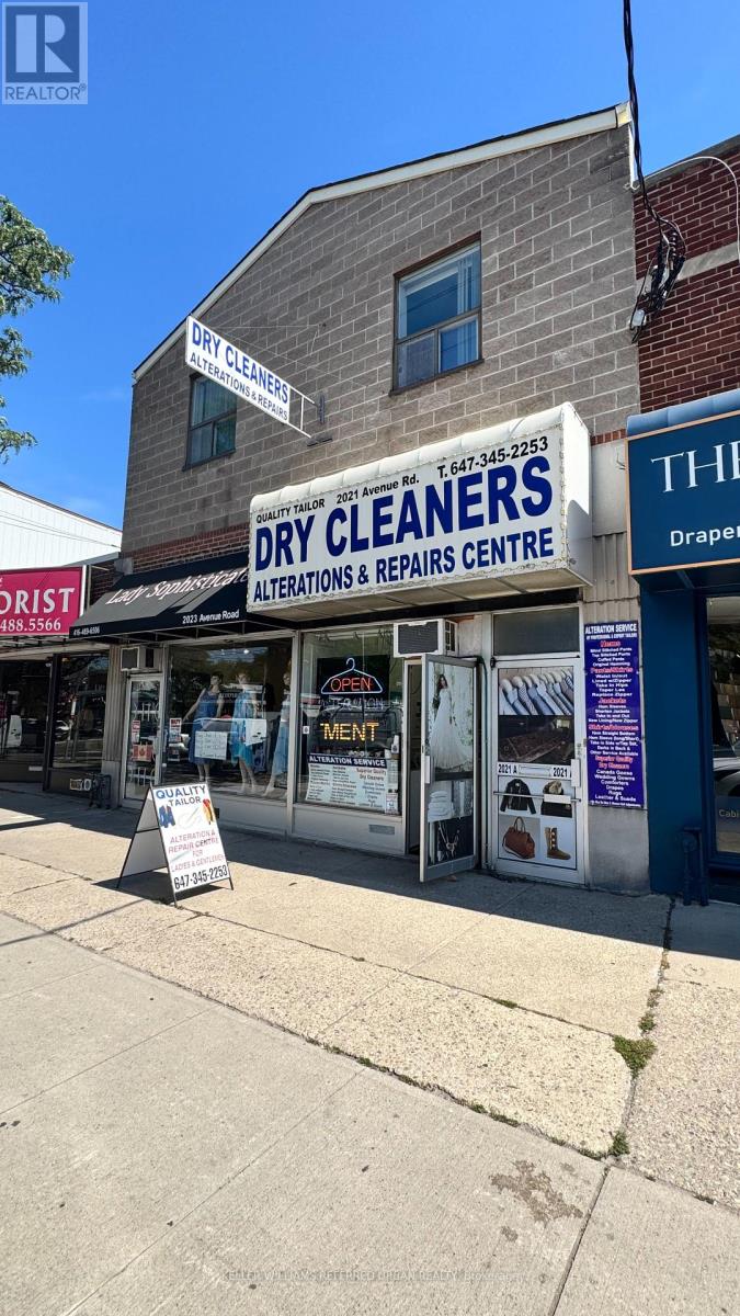 UPPER LEVEL – 2021 AVENUE ROAD