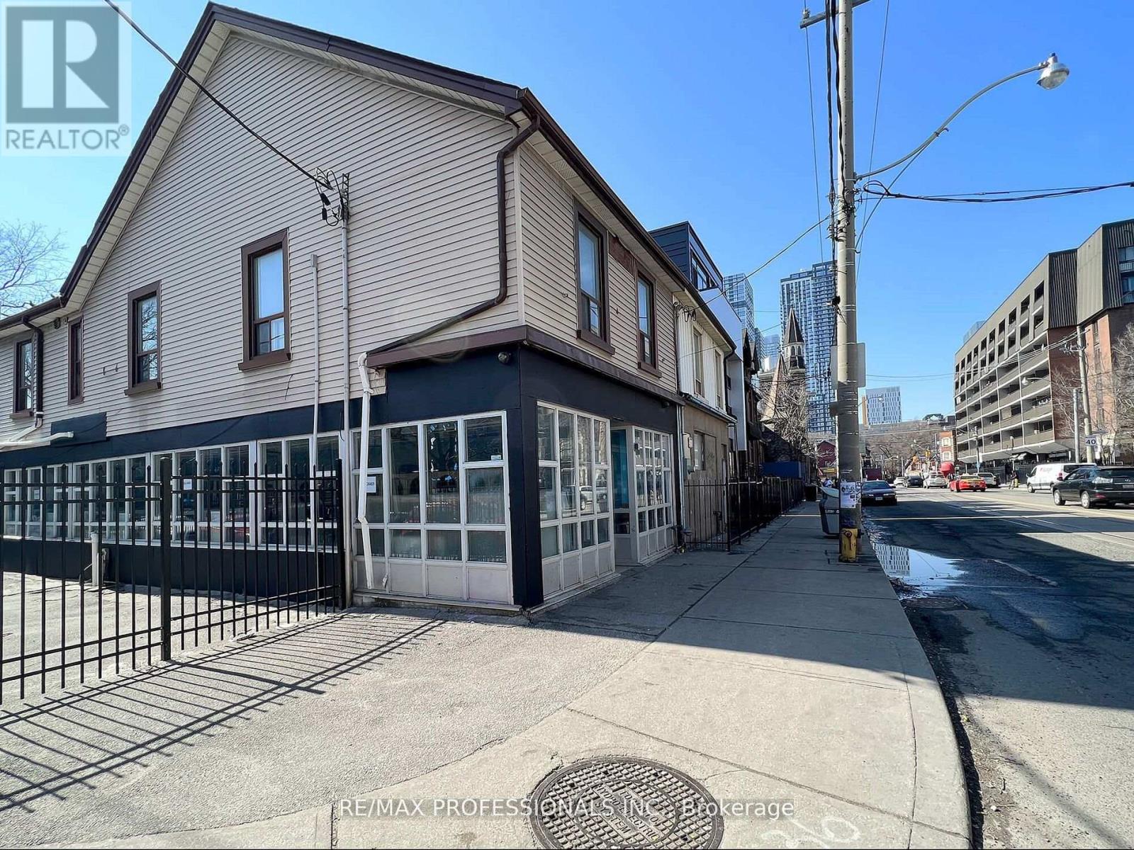 MAIN – 345 DUNDAS STREET E