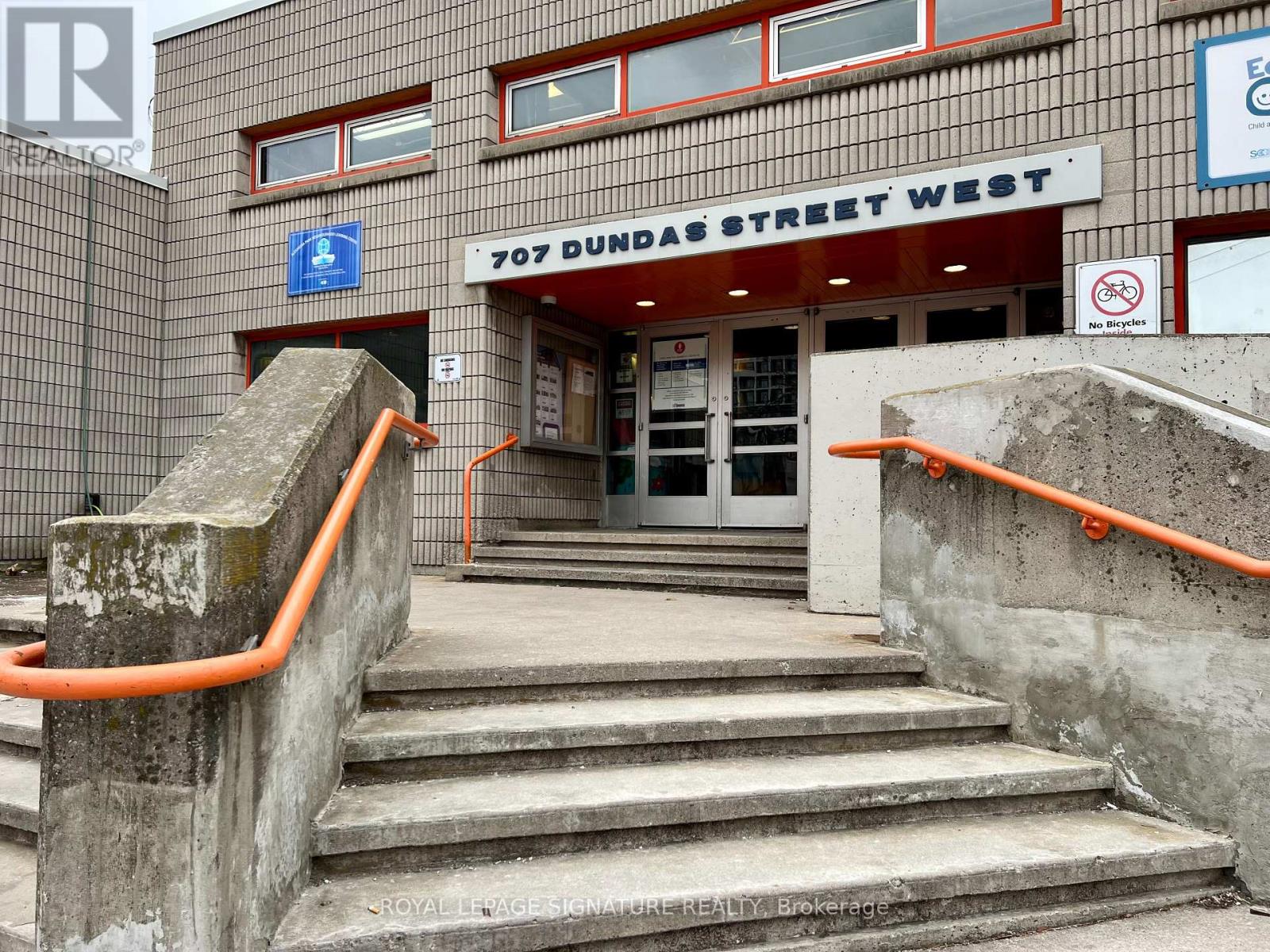 707 DUNDAS STREET W