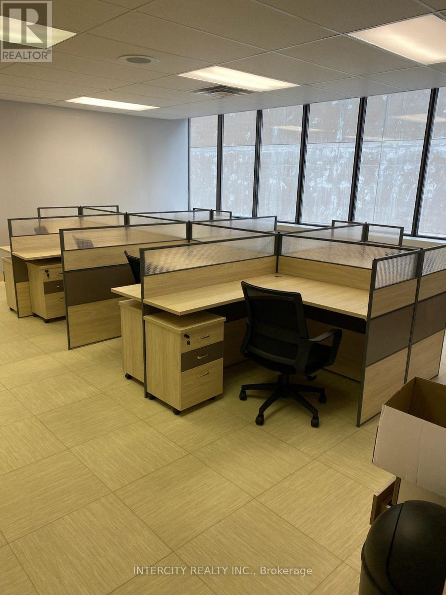 500D – 20 EGLINTON AVENUE E