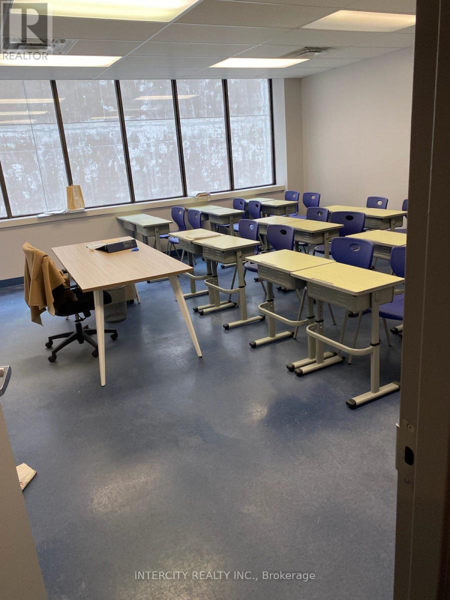 500D – 20 EGLINTON AVENUE E