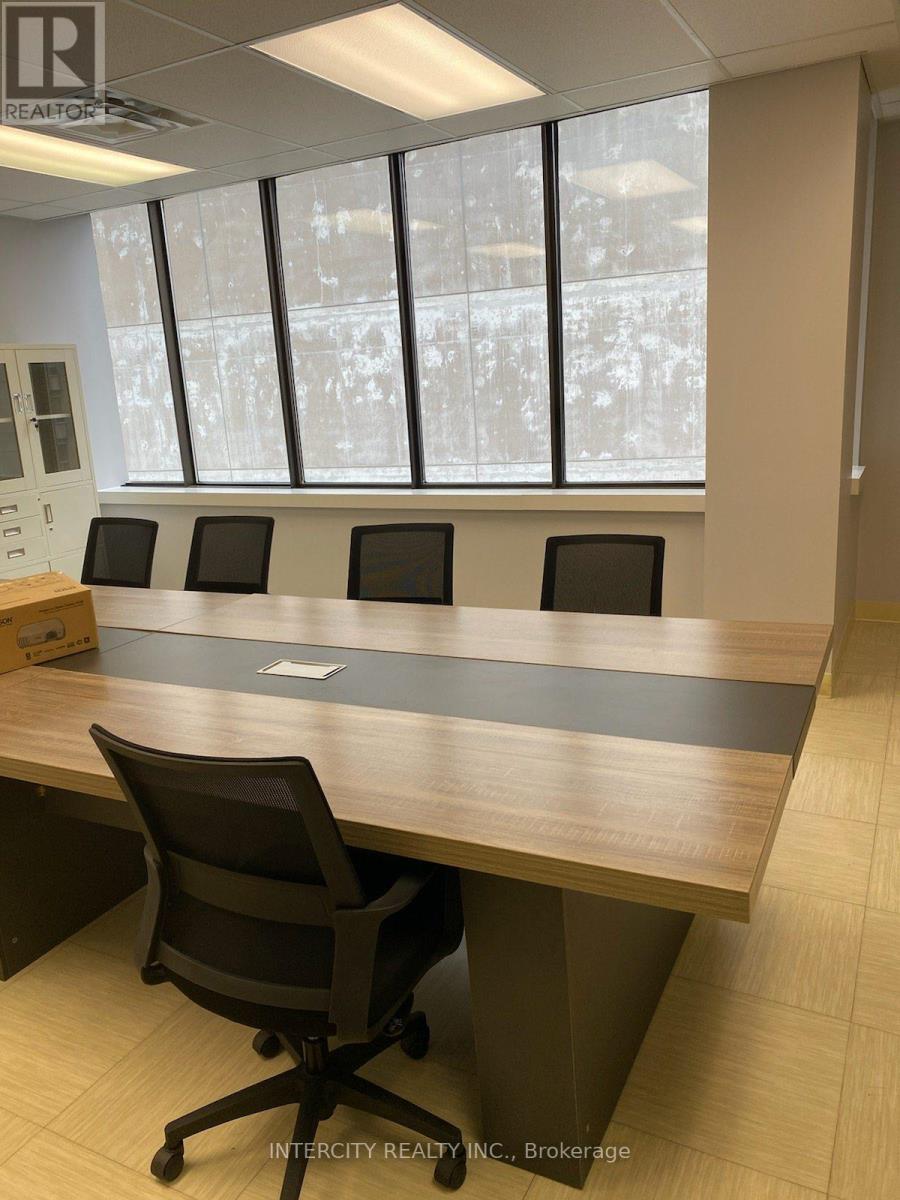 500D – 20 EGLINTON AVENUE E