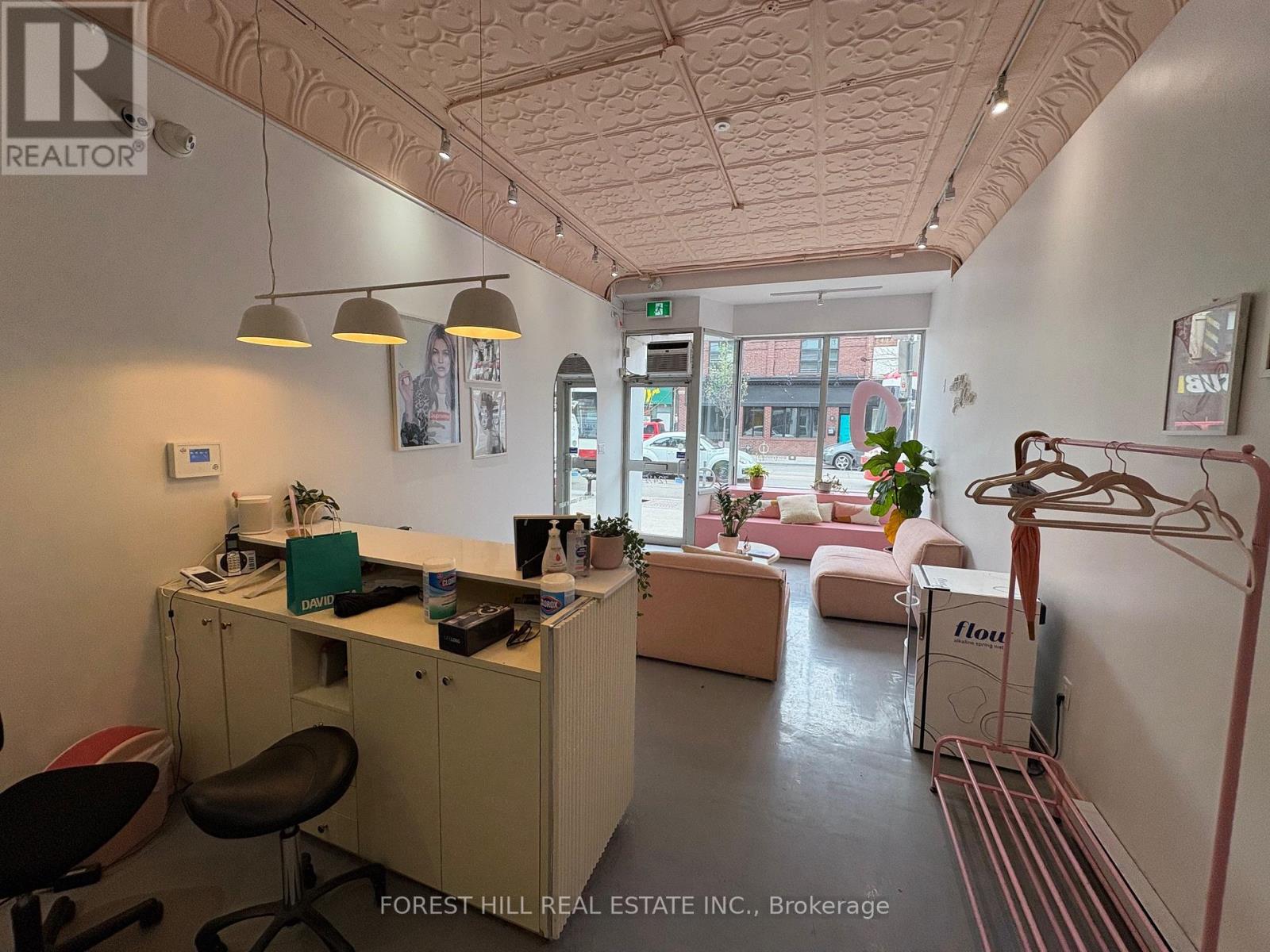 724 1/2 QUEEN STREET E