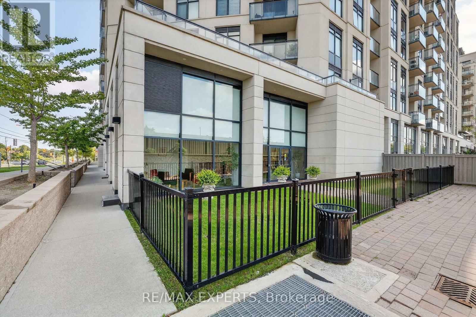 6 – 12 WOODSTREAM BOULEVARD