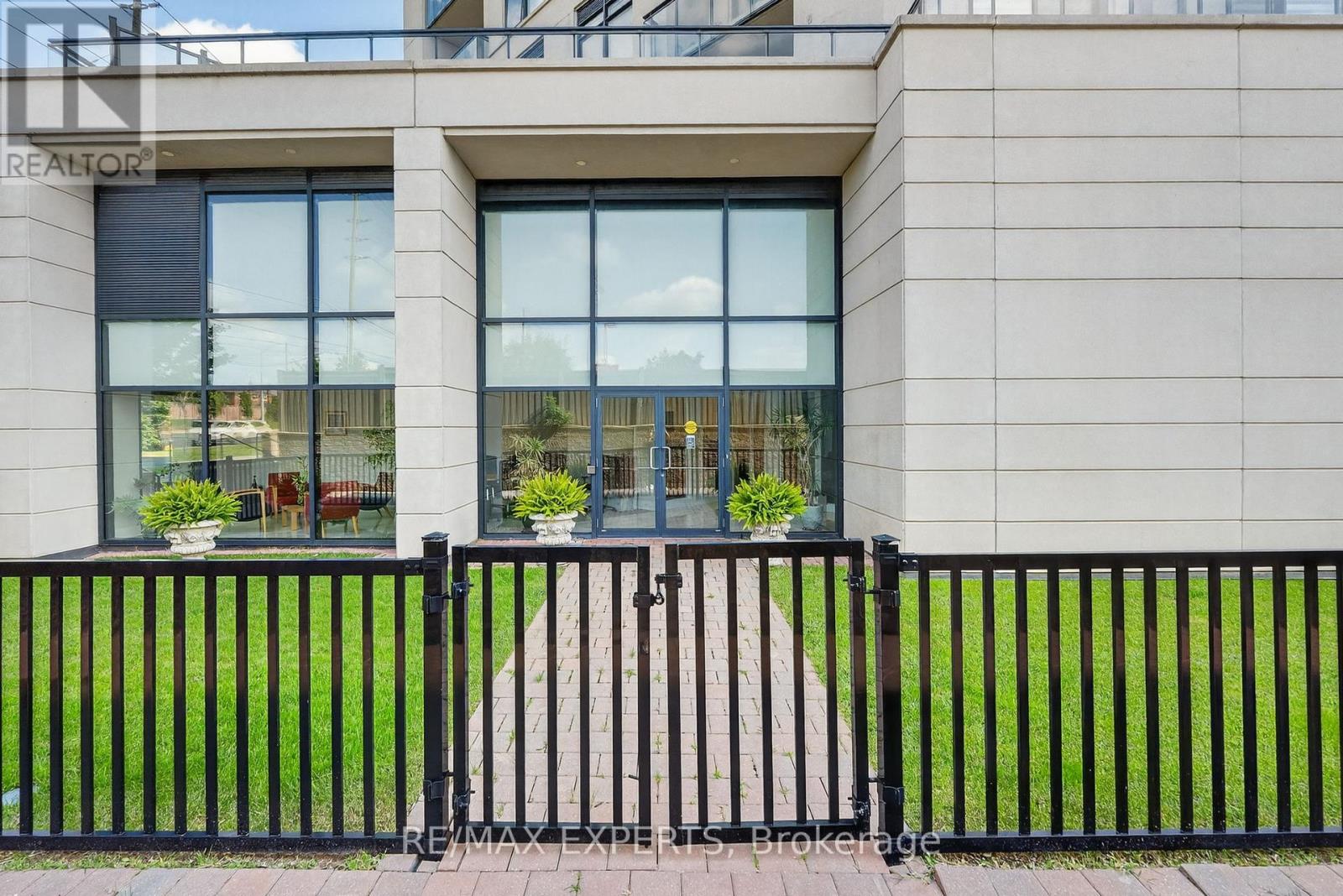 6 – 12 WOODSTREAM BOULEVARD