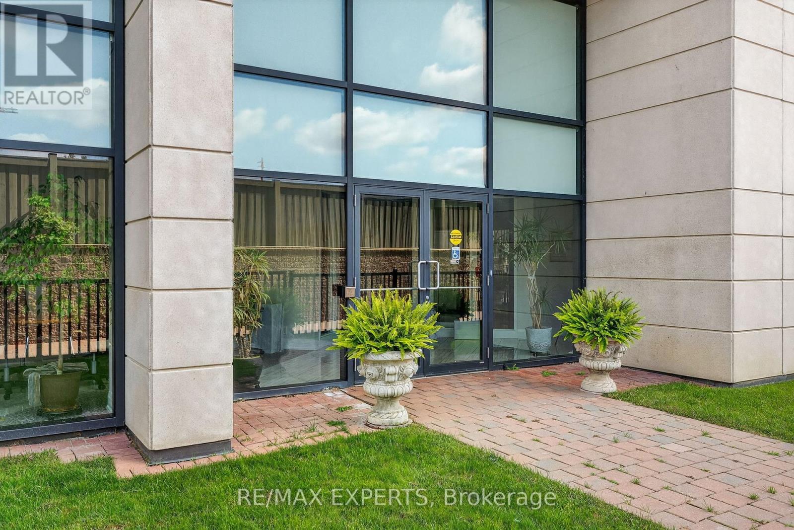 6 – 12 WOODSTREAM BOULEVARD