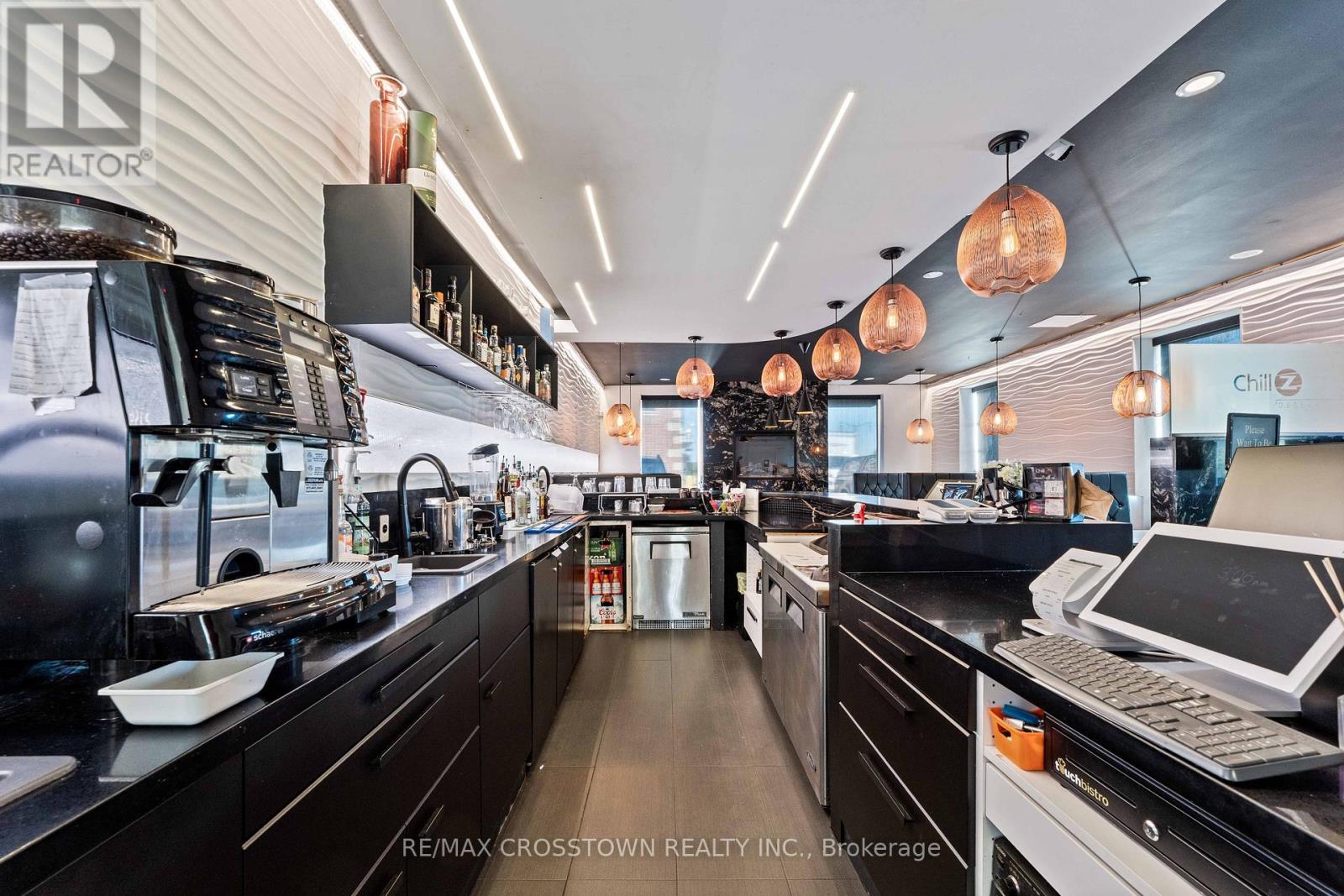 UNIT 102 – 89 DUNLOP STREET E