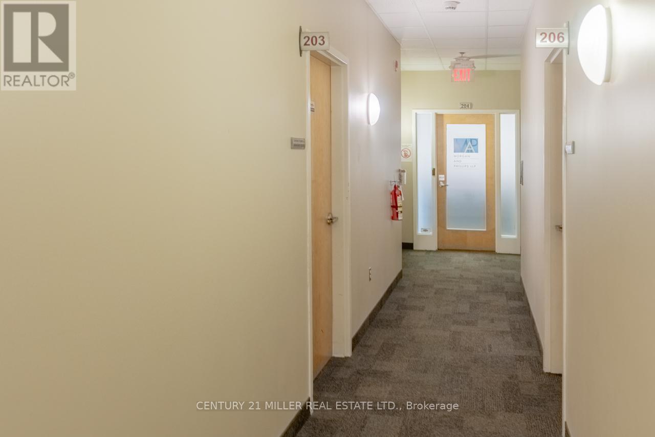 203 – 450 BRONTE STREET S