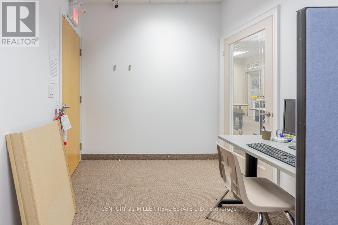 203 – 450 BRONTE STREET S