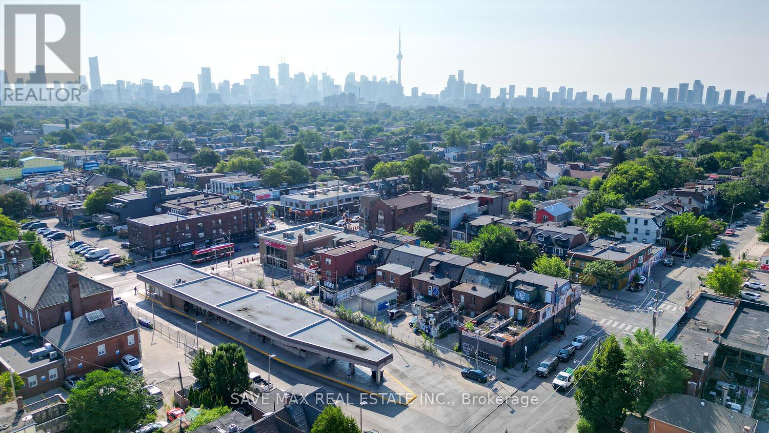 910 BLOOR STREET W