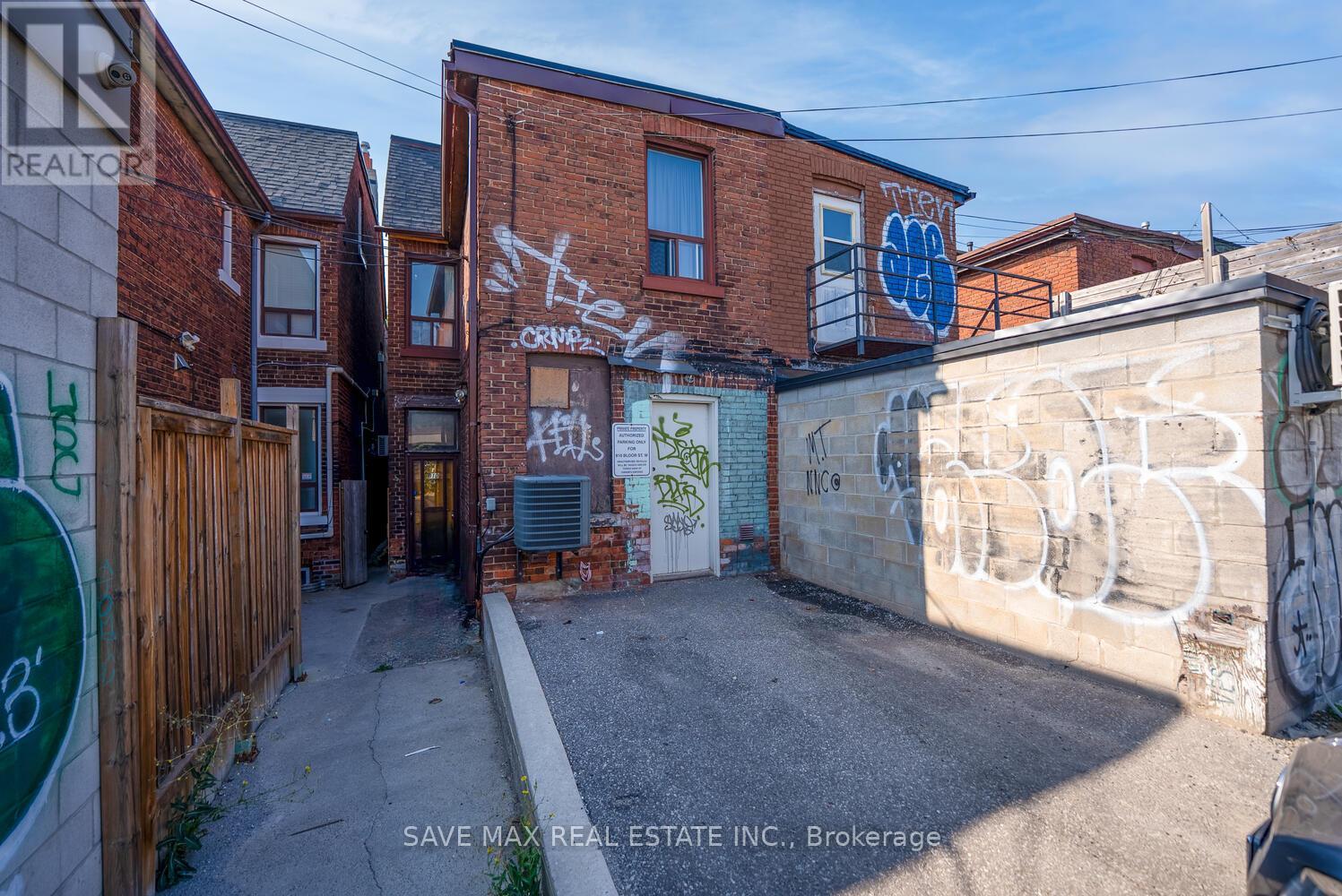 910 BLOOR STREET W