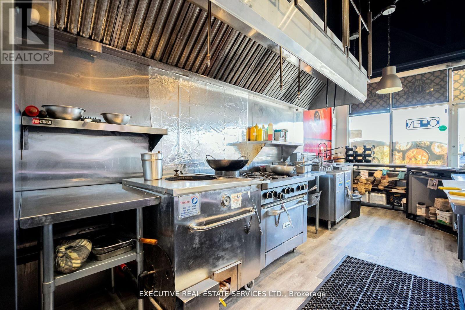 7 – 478 DUNDAS STREET W