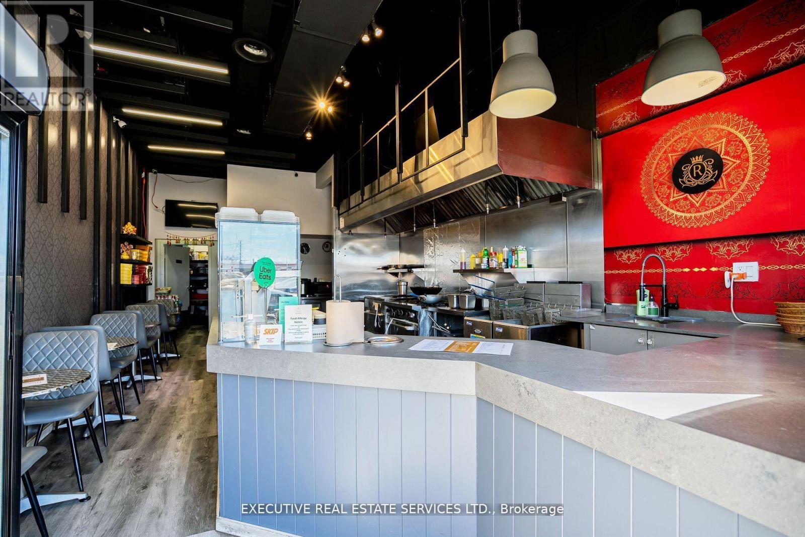 7 – 478 DUNDAS STREET W
