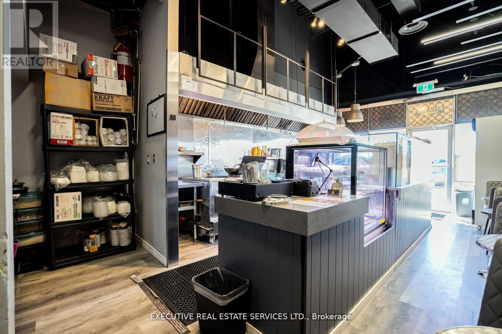 7 – 478 DUNDAS STREET W