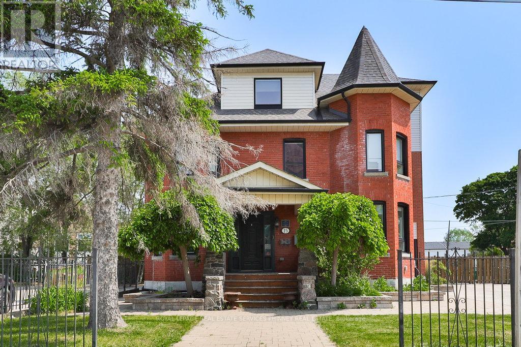 15 MISSISSAUGA ROAD S
